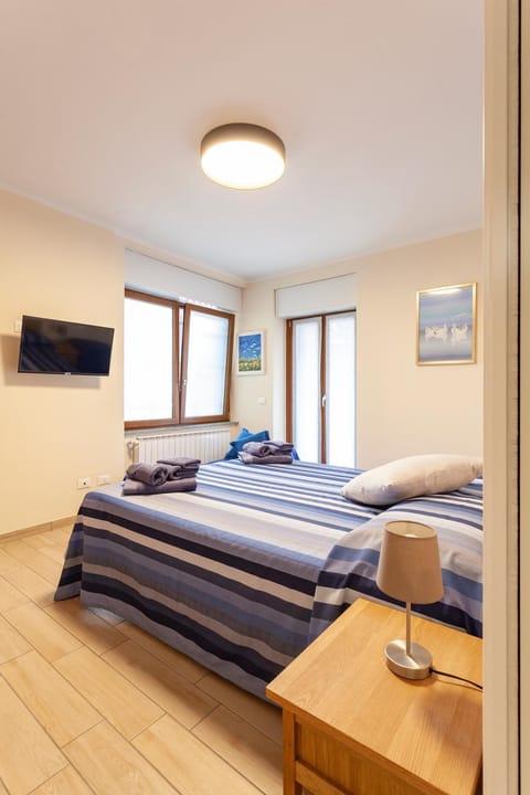 Bed, TV and multimedia, Photo of the whole room, Bedroom, towels