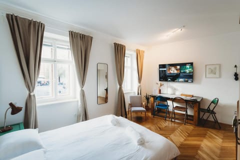 Bed, TV and multimedia, Living room, Photo of the whole room, Seating area, Dining area, Bedroom, hair dresser