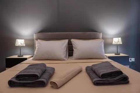 Bed, Bedroom, towels