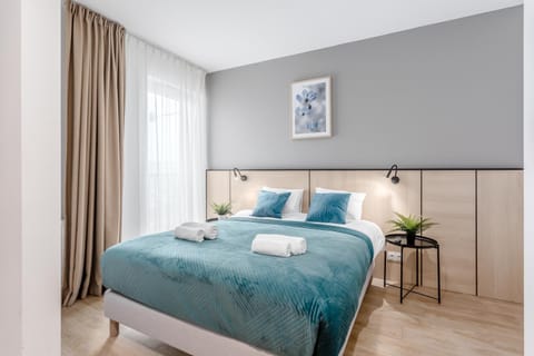 Bed, Bedroom, towels