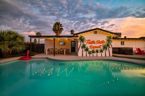 Property building, Patio, Natural landscape, TV and multimedia, Dining area, Pool view, Swimming pool, Swimming pool, Sunrise, Sunset, sunbed