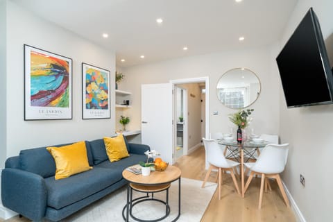 TV and multimedia, Living room, Seating area, Dining area