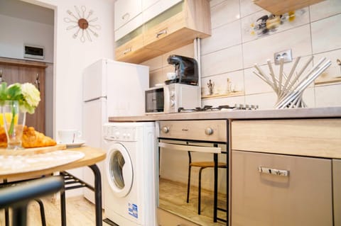 Kitchen or kitchenette, Dining area, minibar, pet friendly