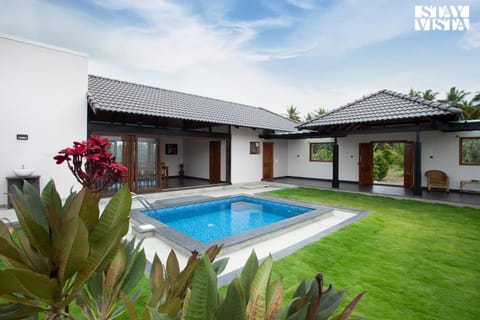 Property building, Garden, Swimming pool