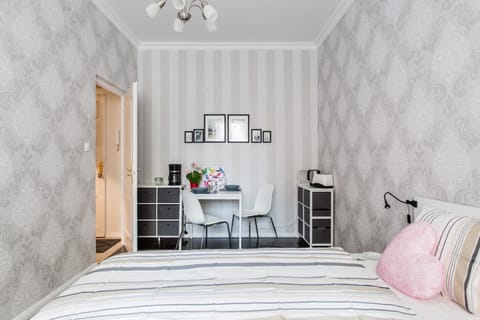 Bed, Dining area, Bedroom