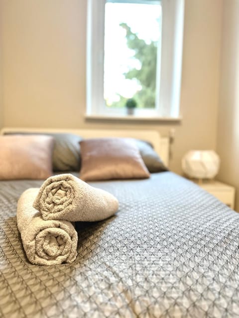 Bed, Photo of the whole room, towels