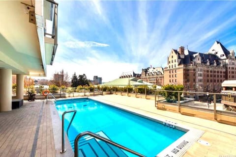 Waterfalls Hotel in Downtown With Stunning Views! Apartment in Victoria
