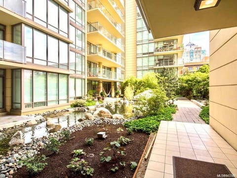 Waterfalls Hotel in Downtown With Stunning Views! Apartment in Victoria