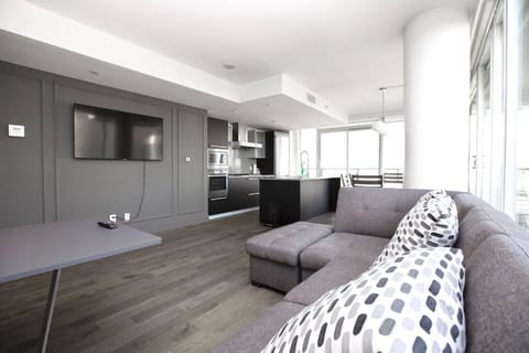 Waterfalls Hotel in Downtown With Stunning Views! Apartment in Victoria