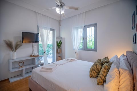 Bed, TV and multimedia, Photo of the whole room, Bedroom, fireplace, towels