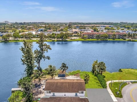 Charming 2BR Lakefront Cottage in Davie near Beach House in Hollywood