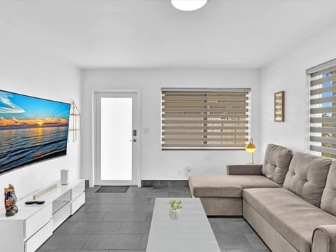 Charming 2BR Lakefront Cottage in Davie near Beach House in Hollywood