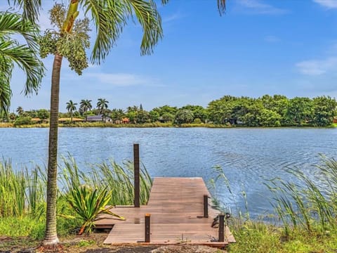 Charming 2BR Lakefront Cottage in Davie near Beach House in Hollywood