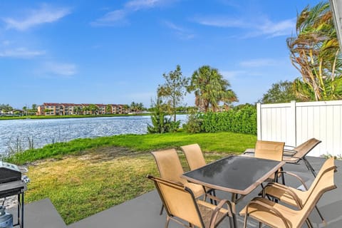 2BR Lakeside Getaway - Peaceful Waterfront Stay House in Hollywood