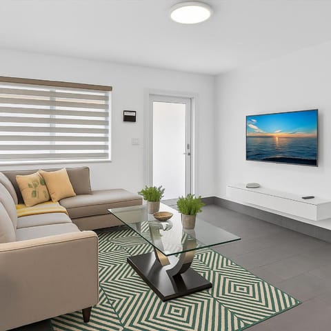 2BR Lakeside Getaway - Peaceful Waterfront Stay House in Hollywood