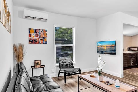 Hallandale Mins From Beach & Aventura Mall Hn01 House in Hallandale Beach