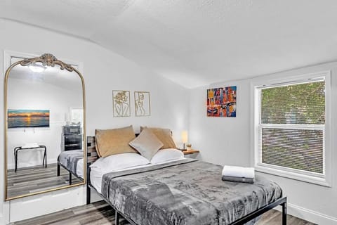 Boutique Vacation Studio - Beach, Mall, Casino Hn2 House in Hallandale Beach