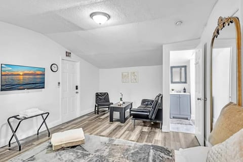 Boutique Vacation Studio - Beach, Mall, Casino Hn2 House in Hallandale Beach