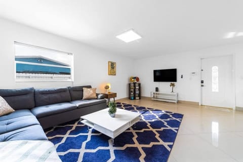 Private Heated Pool Villa in FTL Near Beach House in Dania Beach