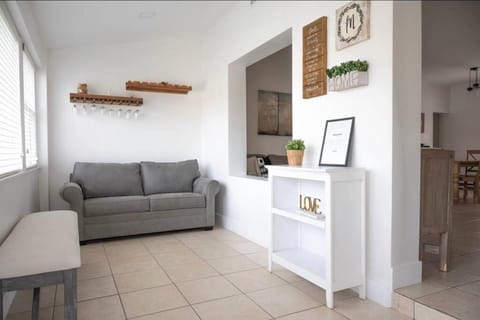 Coral Gables Home with POOL Near Airport. King beds House in Coral Gables