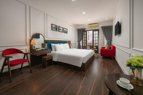 Bed, Photo of the whole room, Seating area, Bedroom