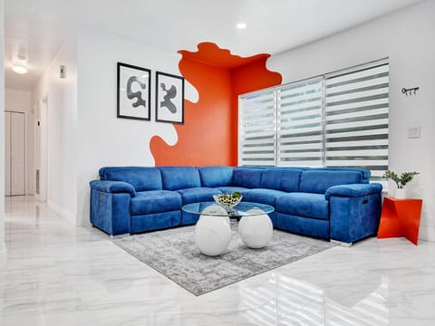 Communal lounge/ TV room, TV and multimedia, Living room, Seating area, air conditioner, air conditioner