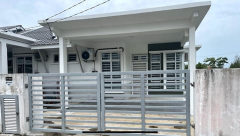 Facade/entrance, Day, View (from property/room), Balcony/Terrace