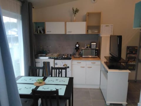 Coffee/tea facilities, Kitchen or kitchenette, Dining area, minibar, stove, toaster