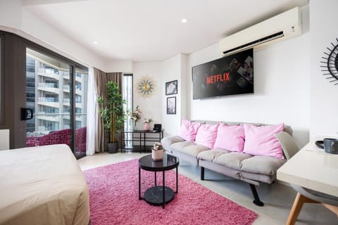 Bed, TV and multimedia, Living room, Photo of the whole room, Seating area