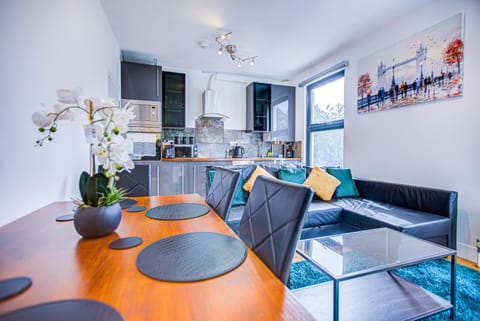 Kitchen or kitchenette, Living room, Seating area, Dining area, minibar, pet friendly