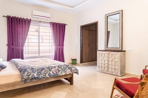 Bed, Bedroom, wardrobe, air conditioner