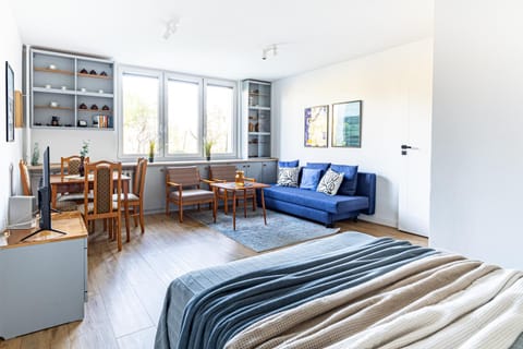 Bed, Living room, Seating area, Dining area