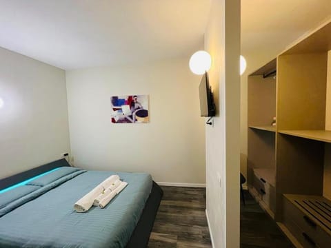 Bed, TV and multimedia, Photo of the whole room, Bedroom, hair dresser, towels, wardrobe