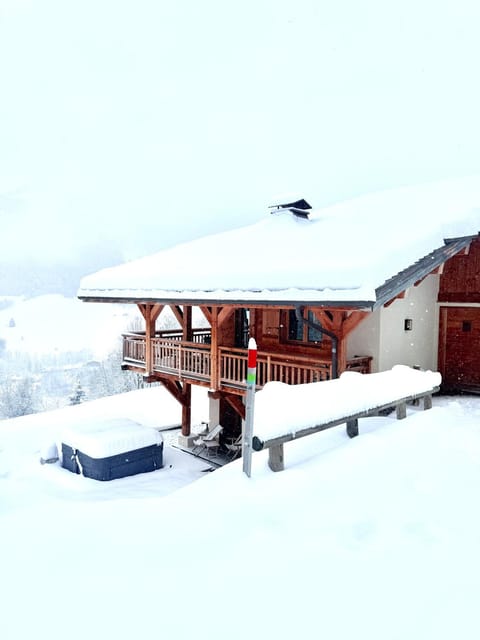 Luxury Megève Chalet, sleeps 8 with Mountain Views and Jacuzzi Chalet in Megève