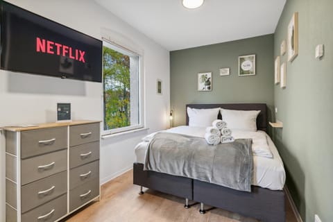 Bed, TV and multimedia, Photo of the whole room, Bedroom