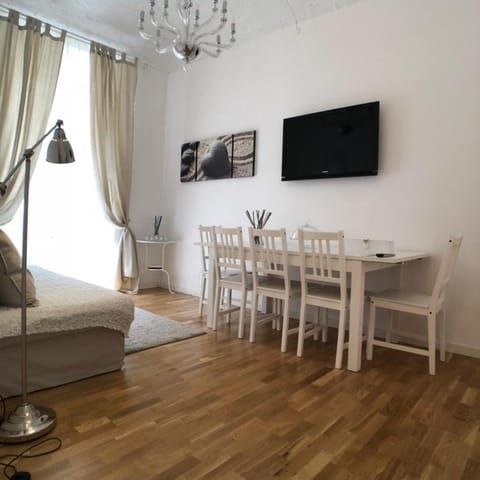 TV and multimedia, Living room, Seating area, Dining area