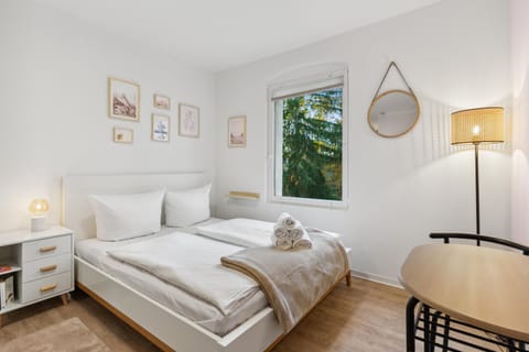 Bed, Living room, Photo of the whole room, Seating area, Dining area, Bedroom, towels