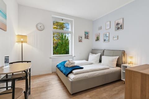 Bed, Living room, Photo of the whole room, Seating area, Bedroom, towels, towels