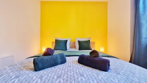 Bed, Photo of the whole room, Bedroom, towels