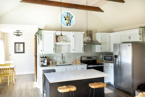 Coffee/tea facilities, Kitchen or kitchenette, Dining area, dishwasher, minibar, pet friendly