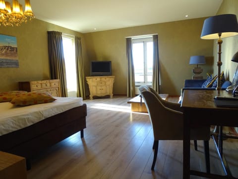 Photo of the whole room, Seating area