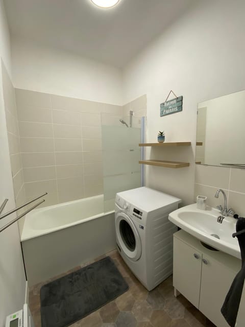 Bathroom, Bath, towels, washing machine, dryer