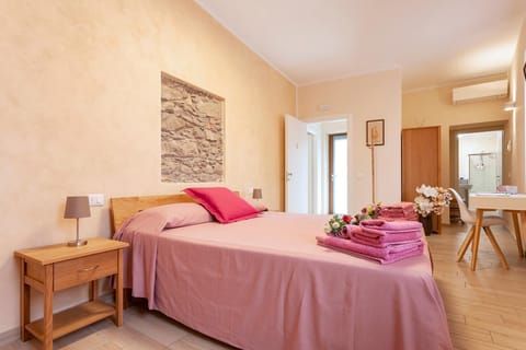 Bed, Living room, Photo of the whole room, Seating area, Dining area, Bedroom