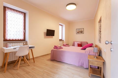 Bed, TV and multimedia, Living room, Photo of the whole room, Seating area, Dining area, Bedroom, hair dresser