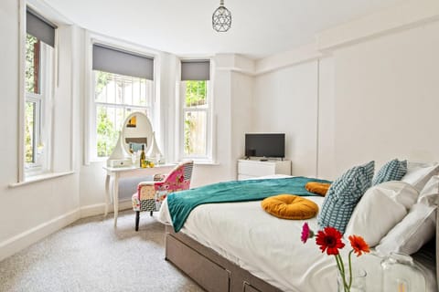 Bed, TV and multimedia, Photo of the whole room, Bedroom, towels