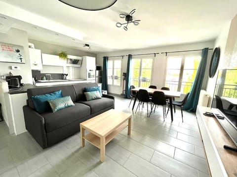 Kitchen or kitchenette, Living room, Seating area, Dining area, stove
