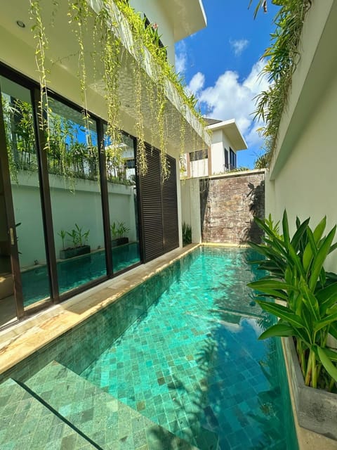 Property building, Day, Pool view, Swimming pool