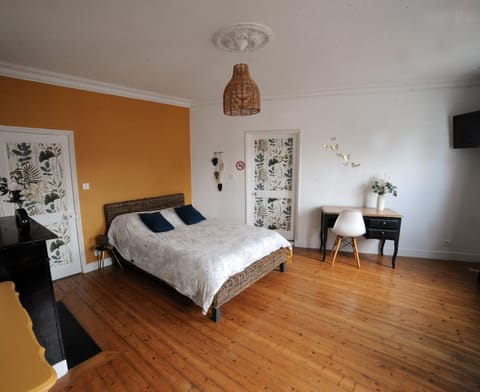 Bed, TV and multimedia, Photo of the whole room, Bedroom