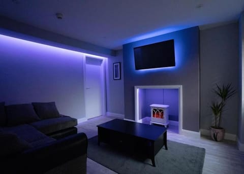 Communal lounge/ TV room, TV and multimedia, flat iron