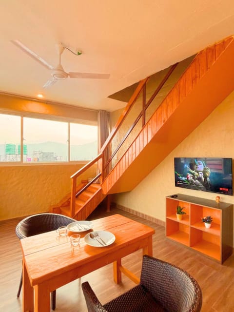 Communal lounge/ TV room, TV and multimedia, Living room, Seating area, Dining area, Evening entertainment